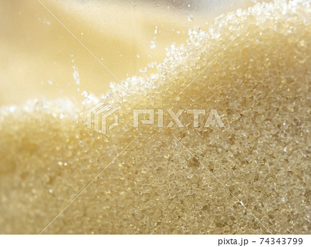 キラキラした粒状の砂糖　ざらめ 74343799