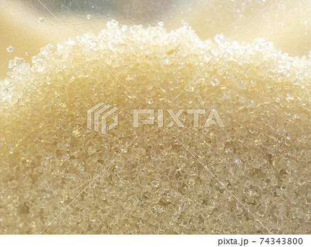キラキラした粒状の砂糖　ざらめ 74343800