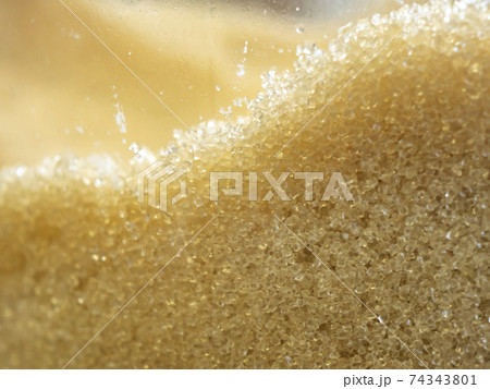 キラキラした粒状の砂糖　ざらめ 74343801