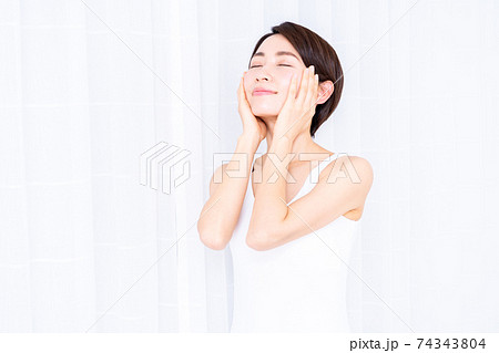 肌の潤いを実感するミドルの女性 74343804