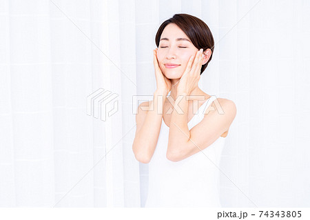 肌の潤いを実感するミドルの女性 肌の潤いを実感するミドルの女性 74343805