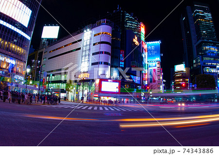 渋谷交差点の夜景【都会イメージ】 74343886