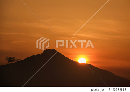 利尻富士にかかる夕陽 74343913