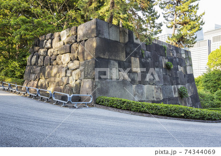 皇居東御苑　旧江戸城　中雀門跡　中之門跡　二の丸　三の丸　皇居附属庭園　石垣 74344069
