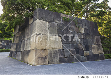 皇居東御苑　旧江戸城　中雀門跡　中之門跡　二の丸　三の丸　皇居附属庭園　石垣 74344074