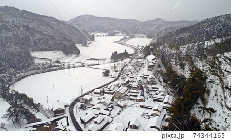 雪の三瀬村市街地 74344165