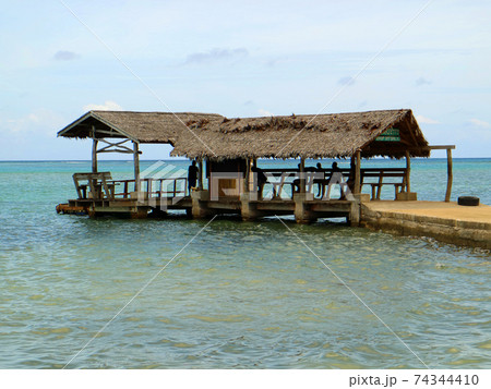 バヌアツのポートビラの地元民の憩いの海の家 74344410
