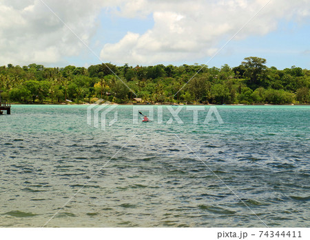 バヌアツのポートビラのクリアブルーの海 バヌアツのポートビラのクリアブルーの海 74344411