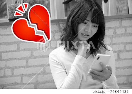 失恋をした若い女性イメージ 74344485