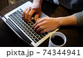 タイピング コーヒー コンピュータ 74344941