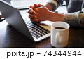 タイピング コーヒー コンピュータ 74344944