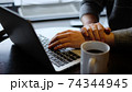 タイピング コーヒー コンピュータ 74344945