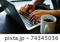 タイピング コーヒー コンピュータ 74345036