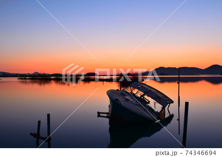 滋賀】夕日に照らされた廃船と静かな西の湖の写真素材 [74346694] - PIXTA