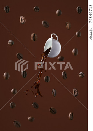 coffee splash with coffee beans 74346718