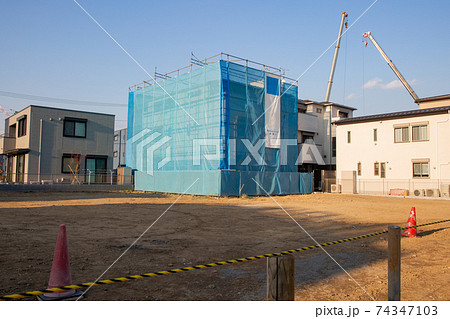 区画整理中の空き地と建築中の住宅 区画整理中の空き地と建築中の住宅 74347103