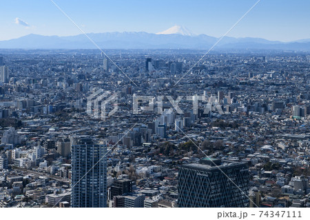都市風景　ビル群と住宅街　池袋から富士山を望む杉並区方向の眺望　東京都 74347111