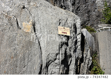 モンタンヴェール展望台から氷河観光（1985年の氷河レベルタグ） 74347482