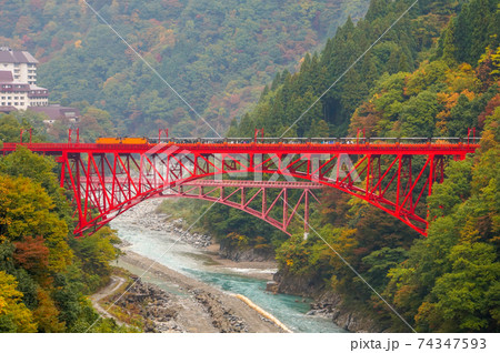 黒部峡谷鉄道と新山彦橋 黒部峡谷鉄道と新山彦橋 74347593