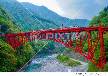 黒部峡谷鉄道と新山彦橋 74347596