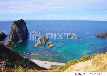 北海道積丹町　島武意海岸展望台から見た屏風岩とシャコタンブルー 74348138