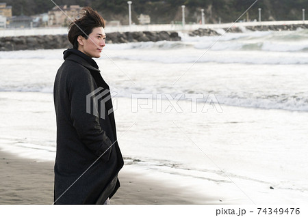 冬の夕暮れの江ノ島海岸を見つめる男性 冬の夕暮れの江ノ島海岸を見つめる男性 74349476