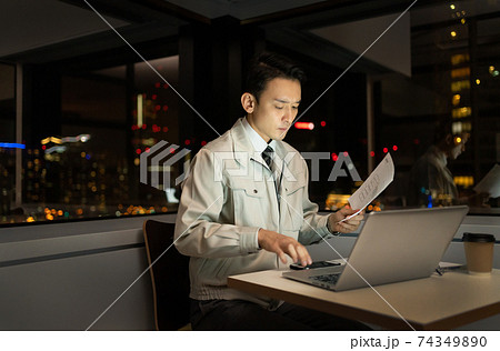 ビジネスマン オフィス 夜 デスクワーク 74349890