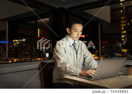 ビジネスマン オフィス 夜 デスクワーク 74349891