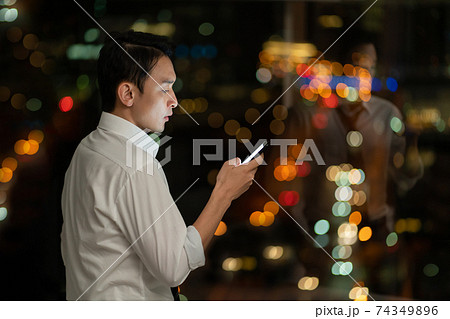 ビジネスマン オフィス 夜 デスクワーク 74349896