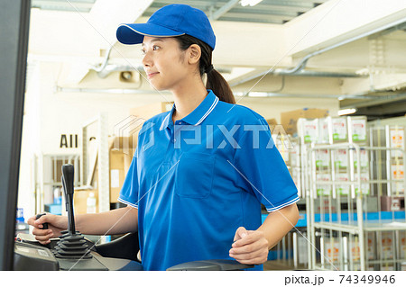 倉庫でフォークリフトを運転する若い女性 倉庫でフォークリフトを運転する若い女性 74349946