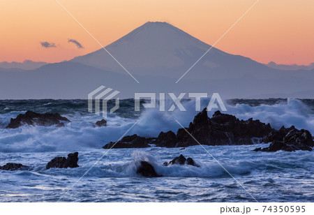 荒崎海岸から春一番の荒海と夕焼け富士山 荒崎海岸から春一番の荒海と夕焼け富士山 74350595