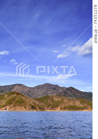 河口湖と御坂山地の稜線、黒岳 74351278