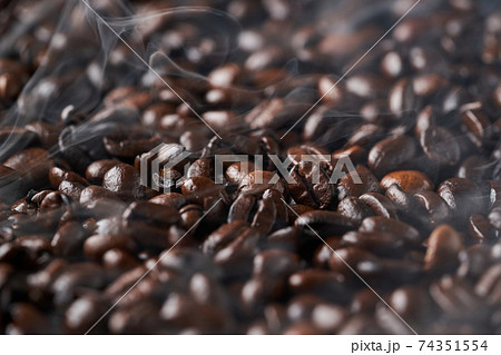コーヒー豆の焙煎 74351554