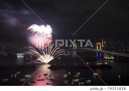 東京 お台場の花火大会の写真素材