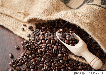 麻袋に入ったコーヒー豆の写真素材 [74352291] - PIXTA