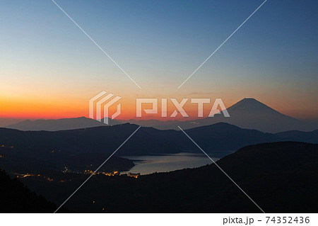 神奈川県/ 箱根 大観山展望台から見る富士山と芦ノ湖 夕景 神奈川県/ 箱根 大観山展望台から見る富士山と芦ノ湖 夕景 74352436