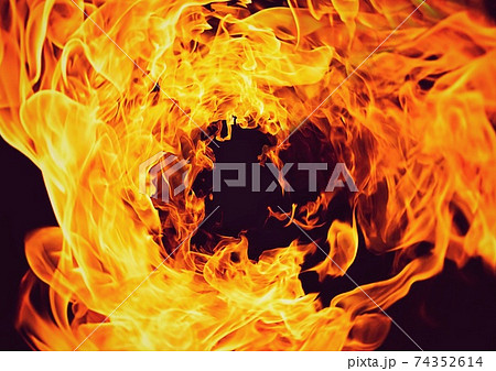 螺旋状に渦巻く抽象的な炎 74352614