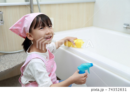 お風呂掃除を手伝う5歳の女の子の写真素材