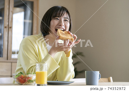 トーストを食べる若い女性　朝食イメージ 74352972