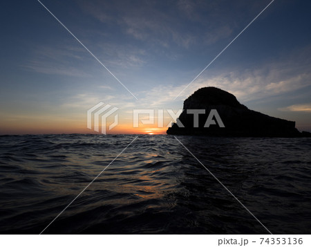 水面から眺める日没 (ウェスタンロッキー、メルギー諸島、ミャンマー) 水面から眺める日没 (ウェスタンロッキー、メルギー諸島、ミャンマー) 74353136