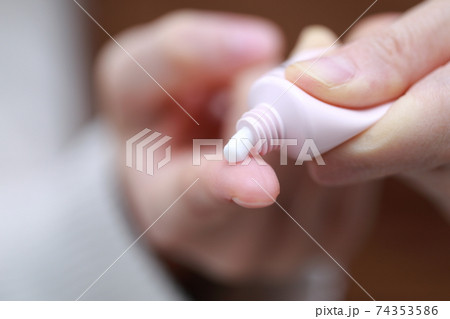 塗り薬を押し出す女性の指 74353586
