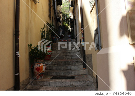 タオルミーナの路地階段 74354040