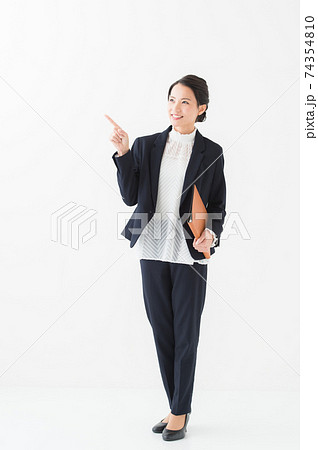 指差しをする20代女性の全身 指差しをする20代女性の全身 74354810
