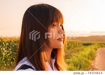 明日の希望へ向けて誓う女性アスリート 明日の希望へ向けて誓う女性アスリート 74354814