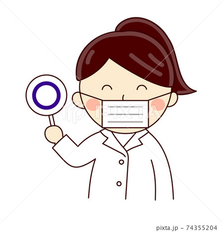 マルで答えを示す女性医療従事者 74355204