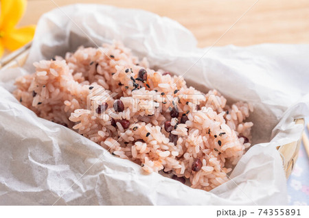 炊き立てのお赤飯 炊き立てのお赤飯 74355891