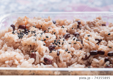 パックに入った赤飯 74355895