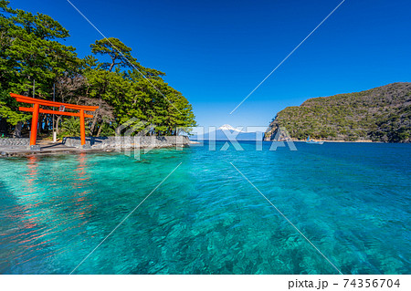 鳥居と駿河湾と富士山　「沼津市戸田」 74356704
