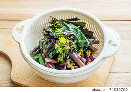 ザルに入ったコウサイタイ 74356709