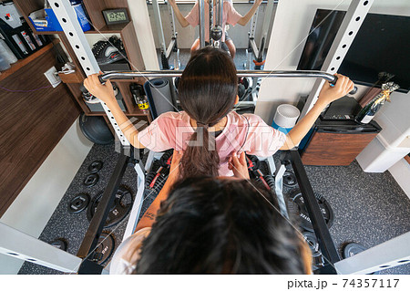 パーソナルトレーニングジムでトレーニングする女性 パーソナルトレーニングジムでトレーニングする女性 74357117